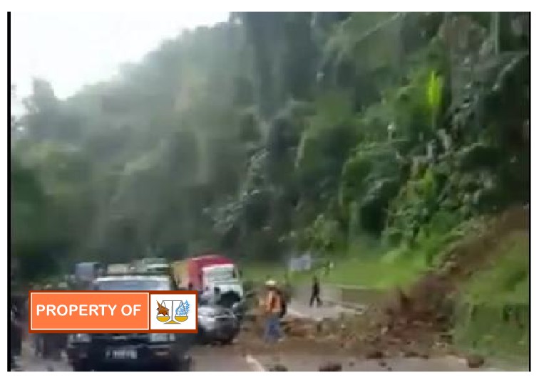 Tebing Jalan Cadas Pangeran Longsor Timpah Dua Kendaraan Roda Empat