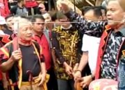 Kutukkan dan Tradisi Penggal Leher Ayam di Boronadu Menuai Protes Warga.