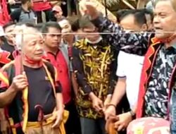 Kutukkan dan Tradisi Penggal Leher Ayam di Boronadu Menuai Protes Warga.