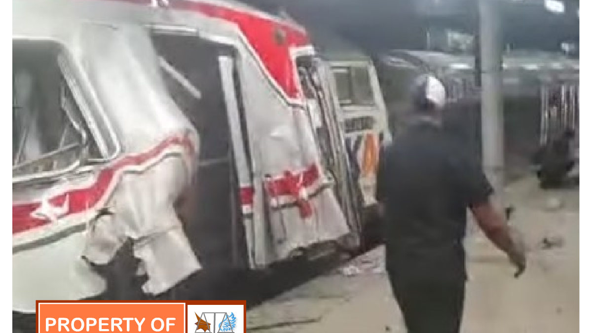 Kecelakaan Hebat di Stasiun Bekasi Timur: KRL Diseruduk Kereta Jarak Jauh hingga Gerbong Ringsek Parah