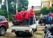 Organisasi Pemuda Batak Bersatu (PBB) PAC Kecamatan klari Gotong Royong Menyemprotkan Disinfektan
