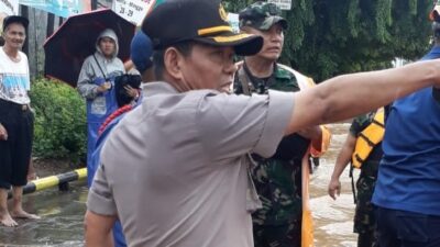 Banjir Melanda, Polisi Dan TNI Turun Tangan
