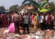 Saksi melihat plastik hitam ukuran besar dalam keadaan terikat. Oleh saksi plastik itu disobek dan terlihat kepala bayi,