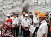 Menteri Kordinator Bidang Pembangunan Manusia dan Kebudayaan RI kunjungi Gudang Bulog Beras di Brebes