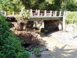 Tak Kuat Menahan Arus Air, Abutment Jembatan di Bumiayu Brebes Ambrol