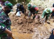 Para Relawan Evakuasi Material Longsor di Ragatunjung Paguyangan Brebes