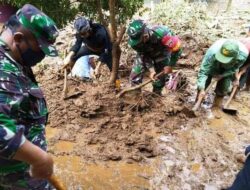 Para Relawan Evakuasi Material Longsor di Ragatunjung Paguyangan Brebes