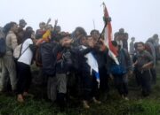 TANAM POHON DI PUNCAK GUNUNG GEULIS, AMPHIBI RANGKUL PENDAKI UNTUK MANAJEMEN POHON