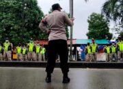 Polsek Cikarang Pusat Polres Metro Bekasi Kampanye Pembagian Masker Serentak