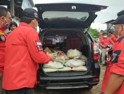 Pemuda Batak Bersatu PBB DPC Kab. Karawang Memberikan  Bantuan Sosial Ke Beberapa Titik Posko Banjir Di Wilayah Karawang