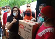 Rieke Diah Pitaloka Blusukan Bantu Korban Banjir di Kabupaten Bekasi