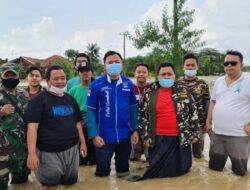 Ketua GP Ansor Cikarang Pusat Kembali Bersama Edi Junaedi Anggota DPRD Kab Bekasi Blusukan Bantu Korban Banjir