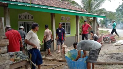 Salut !!! Antusias Warga RT 01 Desa Peninjauan Bergotong Royong Renovasi Mushola Al-Ikhlas
