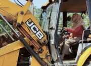 Sosok Gadis Manis Asal Tebo Menjadi Operator Alat Berat