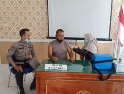 Kapolsek Maro Sebo Ulu Bersama Personil Jalani Vaksinasi Covid-19 Tahap II di Puskesmas Sungai Rengas