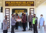 Kapolres Nisel Serahkan Bingkisan Tali Asih Kepada Iptu (purn) Fonaha Giawa.
