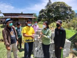 Kelompok pegiat Madu terima bantuan Paving Block dari PT.Toba Pulp Lestari dukung Ekowisata Taman Lebah.