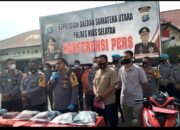 Polres Nisel Gelar Konferensi Pers Pembunuhan Bendahara Desa Saeru Melayu.