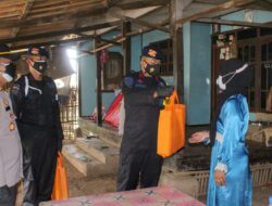 Yon D Pelopor Satbrimob PMJ kembali Bagi Sembako untuk Warga Kurang Mampu di Cikarang
