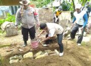 Gandeng Pemerintahan Desa,  Kapolsek Bojong Bangun MCK Untuk Lansia