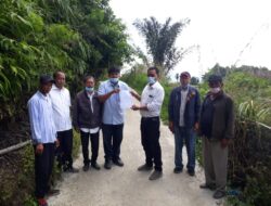 PT TPL Bangun  akses Jalan Rabat Beton kelahan pertanian di Desa Lumban Huala