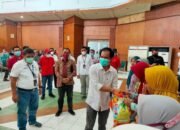 Garda Bernas Kabupaten Batang Hari Bersama BUMN Membagikan Sembako Kepada Lansia dan Fakir Miskin