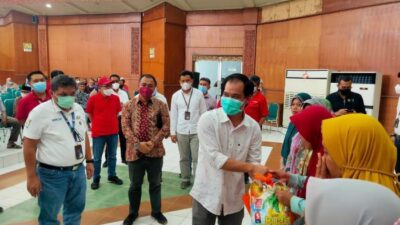 Garda Bernas Kabupaten Batang Hari Bersama BUMN Membagikan Sembako Kepada Lansia dan Fakir Miskin