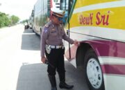 Parkir Liar, Polres Karawang Lakukan Pengempesan Ban