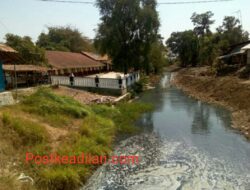 Aliran Sungai Cilamaya yang setiap hari menimbulkan bau Tak Sedap Menyengat