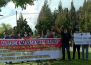 Aliansi masyarakat Balige, lakukan orasi di kantor Bupati Toba