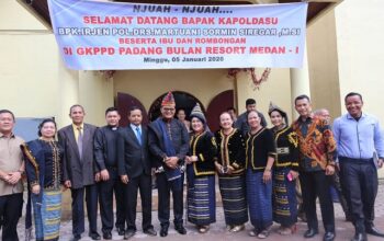 Kapolda Sumut Bersama Ketua Bhayangkari Daerah Sumut  Bagikan Sembako