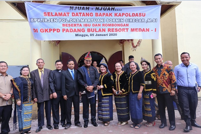 Kapolda Sumut Bersama Ketua Bhayangkari Daerah Sumut  Bagikan Sembako