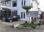 Wow.. KADIS KOMINFO KAB.NIAS BARAT GUNAKAN MOBIL DINAS ANGKUT BATU BATA KE RUMAHNYA?