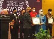 Kepala SMKN 15 Bekasi Terima Anugerah Award Category: “The Best Favorite School