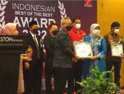Kepala SMKN 15 Bekasi Terima Anugerah Award Category: “The Best Favorite School