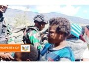 Diwarnai Hujan Tangis Masyarakat Lanny Jaya Melepas Kepergian Satgas Yonif 412 Kostrad