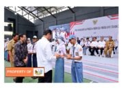 Presiden Jokowi Serahkan Bantuan Program Indonesia Pintar Tahun 2024
