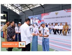 Presiden Jokowi Serahkan Bantuan Program Indonesia Pintar Tahun 2024