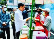 Bersama Ridwan Kamil Presiden Jokowi Berikan BLT Kepada Pedagang Tradisional