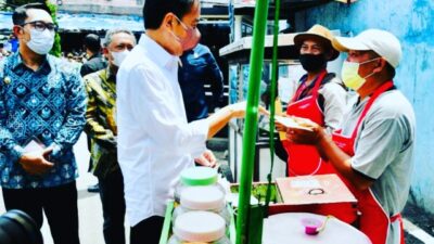 Bersama Ridwan Kamil Presiden Jokowi Berikan BLT Kepada Pedagang Tradisional