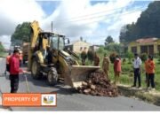 Drs. Tonny Sihombing Pandu Perbaikan Bahu Jalan Dolok Margu.