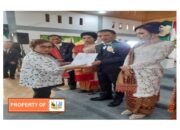 Dinas Dukcapil Serahkan Akta Perkawinan Kepada Pengantin Pasangan Baru di HKBP Pintubosi Onanganjang