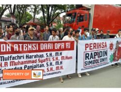 Aliansi Mahasiswa Sumatera Utara: “Periksa Rapidin Simbolon. (Unjuk Rasa di Kejati Sumut)