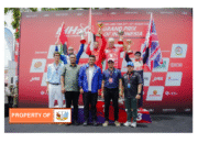 Gubernur Sumatera Utara menyerahkan piala Pemenang  F1H2O di venue Balige.