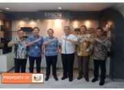 Pj Bupati Bekasi Dani Ramdan mengunjungi PT Indonesia Epson Industry .