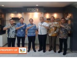 Pj Bupati Bekasi Dani Ramdan mengunjungi PT Indonesia Epson Industry .