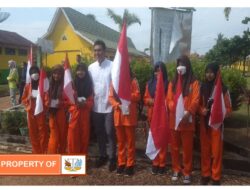 Bupati Batanghari  M Fadhil Arief ,SE Menyerahkan  10 Ribu  Bendera merah Putih secara Simbolis Kepada Siswa SMAN 1 Batanghari