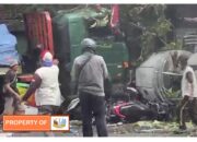 Mobil Kontainer Seruduk Halte di Fly Over Kranji