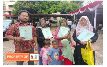 Warga Kabupaten Bekasi Terima 100 sertifikat PTSL Di kecamatan Cikarang Selatan.