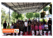 Bupati Pakpak Bharat bersama Istri Ny.Juniatri  Franc Bernhard Tumanggor Bagikan paket bantuan rehabilitas sosial cluster lansia